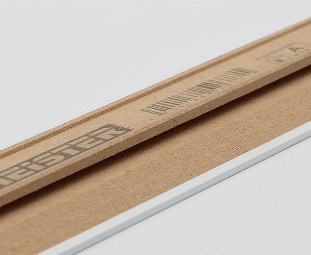 Holz-halbzeuge kennzeichnen: Bedrucktes Holz Halbzeug mit Barcode