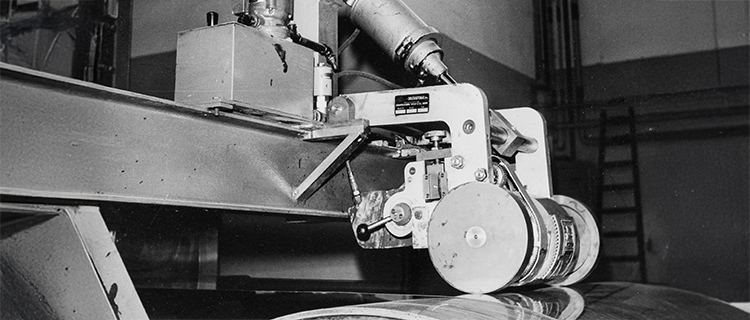 Alter Druckautomat aus der Firmengeschichte von Wolf Signiertechnik