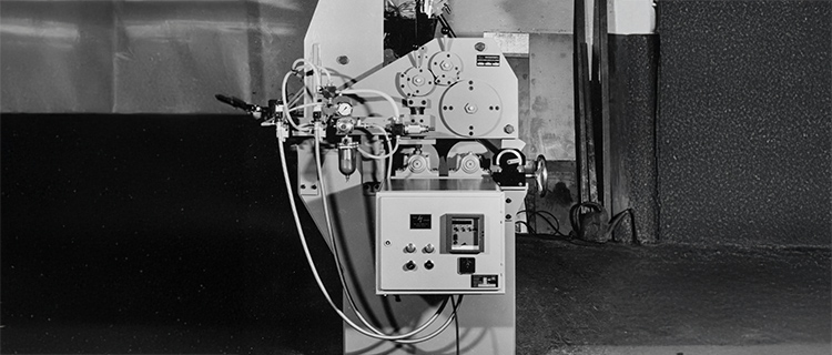 Alter Druckautomat aus der Firmengeschichte von Wolf Signiertechnik