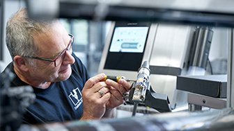 Mitarbeiter bei Wolf Signiertechnik installiert Drucker bei Kunden zur Testphase