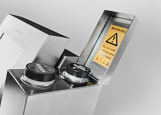 Nachfüllsystem für Tinte und Lösungsmittel mit Sicherheitswarnung am Leibinger JET RAPID Inkjet-Drucker