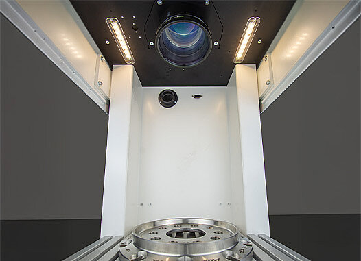 Innenansicht der LM Station – präzise Laseroptik und Arbeitsbereich für Werkstückbeschriftung