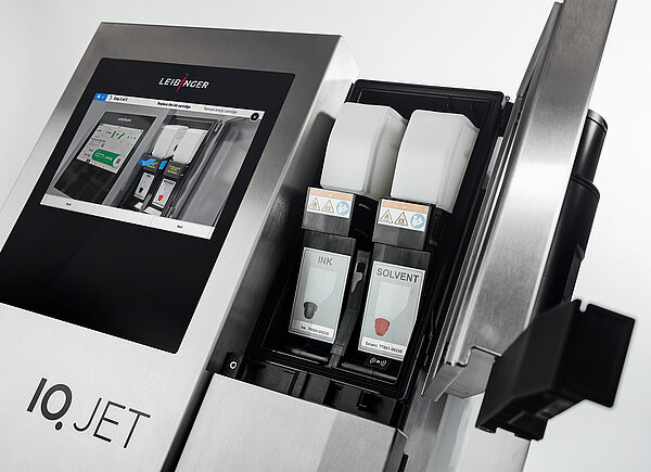 Leibinger IQJET Kennzeichnen mit maximaler Effizienz – Smart und sorgenfrei Dank revolutionärem Produktdesign und intelligenter Technologien definiert der Leibinger IQJET die Standards der Produktkennzeichnung und -beschriftung in jeder Hinsicht neu. Das ultimative Kennzeichnungssystem besticht durch absolute Zuverlässigkeit und nie dagewesener Effizienz bei der Kennzeichnung und Beschriftung von Produkten und Verpackungen aller Art. Willkommen in der Zukunft der Kennzeichnungsindustrie.  Der Leibinger IQJET ist sicher und robust. Das Kennzeichnungssystem bietet beste Druckqualität und extrem kurze Startzeiten ohne Reinigungsprozesse. Das bedeutet maximale Verfügbarkeit zu jeder Zeit. Wenn der Drucker nicht in Gebrauch ist, wird der Tintenkreislauf einschließlich der Druckdüse automatisch und zu 100 % luftdicht verschlossen. Die Tinte zirkuliert dabei kontinuierlich weiter. Das vermeidet das Eintrocknen von Tinte und die bei anderen Systemen üblichen Verstopfungen. Wird der IQJET eingeschaltet, ist er sofort wieder produktiv. Wartungs- und Druckkopfreinigungsroutinen sind überflüssig.  Mit SMART.OS ist die Bedienung so einfach und schnell wie nie zuvor. Das übersichtliche 10,1“ große Touchdisplay ist individualisierbar und kann an jede Bedürfnisse angepasst werden. Alle Einstellungen sind mit wenigen Klicks erledigt. Im Produktionsbetrieb zeigt der Leibinger IQJET wichtige Statusinformationen selbst aus großer Entfernung sichtbar in Farbe an. Interaktive animierte Schritt-für-Schritt-Anleitungen erklären die einzelnen Arbeitsschritte, sodass zum Beispiel der Austausch von Verbrauchsmaterialien ohne Vorkenntnisse schnell erledigt werden kann.  SMART.EFFICIENCY mit dem einzigartigen Eco-Mode verschließt im Ruhezustand automatisch den Tintenkreislauf. So entweicht kein Lösemittel. Zusätzlich wird verdunstetes Lösemittel kondensiert und dem System wieder zugeführt. Das Ergebnis: bis zu 50 % weniger Verbrauch und Emission. Beim Energieverbrauch ist der IQJET ebenfalls sehr sparsam. Im Schnitt verbraucht er nur 36 Watt, wodurch Stromeinsparungen von bis zu 60 % erreicht werden.  Der neue Druckkopf mit seinen auf das μ genau gefertigten Präzisionsteilen sowie das neue Gehäuse mit IP56-Schutz garantieren maximale Sicherheit und Zuverlässigkeit. Der seitlich angebaute Druckkopf-Refresh sorgt vollständig automatisiert für eine sichere und saubere Entfernung von Tintenablagerungen und einen zu jederzeit gepflegten Druckkopf.  Muster anfordern Vergleichen Angebot anfordern Technische Daten Hier finden Sie die wichtigsten Leistungsmerkmale des Kleinschriftsystem Leibinger IQJET auf einen Blick.  Druckzeilen Druckzeilen Geschwindigkeit Geschwindigkeit Kennzeichnungsarten Druckfarbe Tinte / Farbtöne IP Schutzklasse