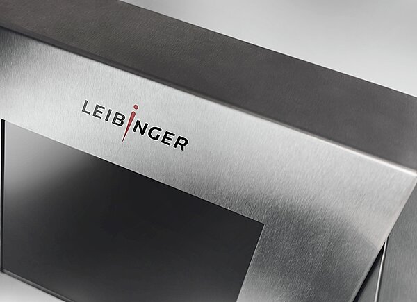 Detailansicht des robusten Edelstahlgehäuses des Leibinger JET 3 up PI mit Logo-Aufdruck