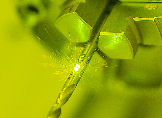 Laserbeschriftung eines Metallbohrers mit der LM Station von Wolf-Signiertechnik