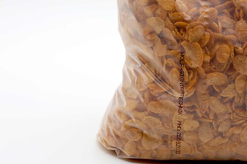 Durchsichtige Kunststofftüte mit Cornflakes, mit Aufdruck gekennzeichnet